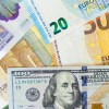 Primer plano de un dólar y un euro. Fondo compuesto por diferentes billetes, finanzas internacionales, monedas de todo el mundo