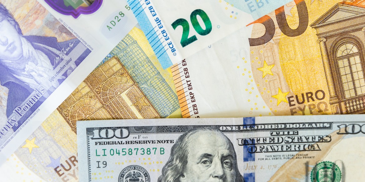 Nahaufnahme von Dollar- und Euro-Scheinen. Hintergrund aus verschiedenen Banknoten, internationale Finanzen, Währungen aus aller Welt