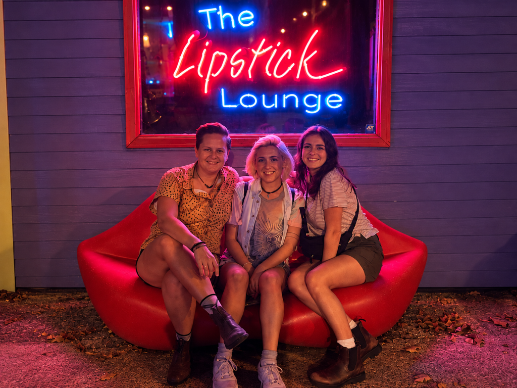 Jen McGinity, Sarah Gabrielli en Rachel Karp voor de Cruising Podcast in de Lipstick Lounge